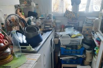 budynok-zaris-buryanamy-teplyczya-zavalylasya-z-dahu-znyati-zholoby-a-v-kimnatah-haos-na-pidlozi-plyamy-rechi-valyayutsya-u-kutku-dytyachyj-vizok-yakyj-uzhe-nikomu