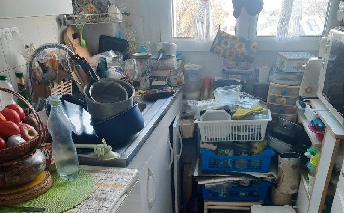 budynok-zaris-buryanamy-teplyczya-zavalylasya-z-dahu-znyati-zholoby-a-v-kimnatah-haos-na-pidlozi-plyamy-rechi-valyayutsya-u-kutku-dytyachyj-vizok-yakyj-uzhe-nikomu